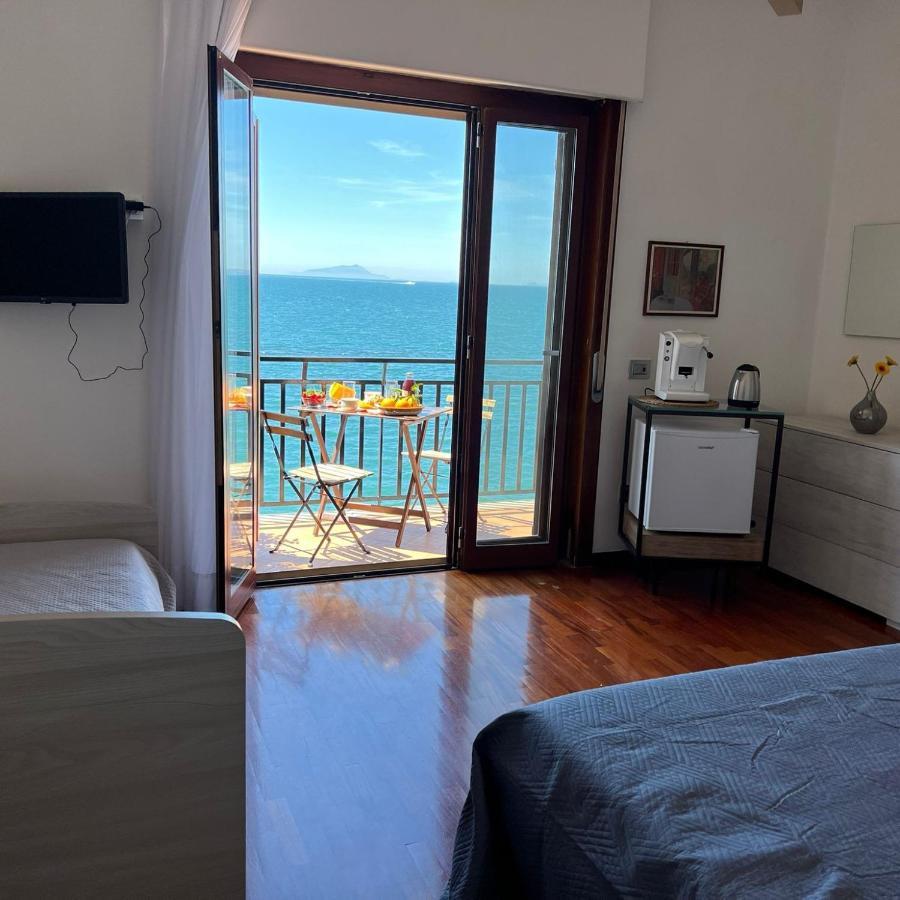 カステッランマーレ・ディ・スタービア Vip Sul Mare Bed & Breakfast エクステリア 写真